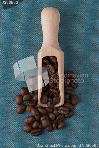 Image of Wooden scoop with coffee beans