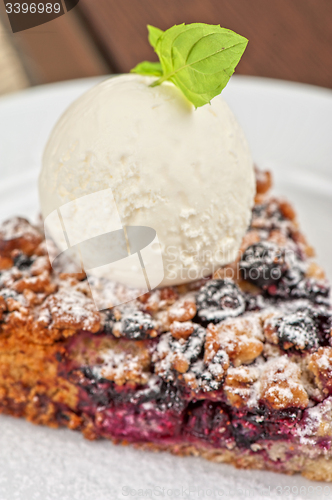 Image of Crumble pie with black currants 