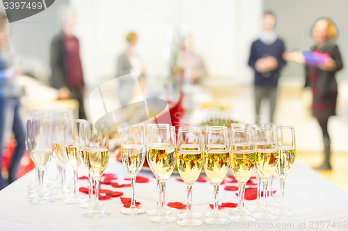 Image of Banquet event. Champagne on table.