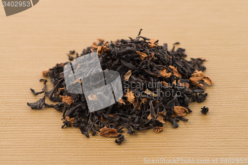 Image of Black dry tea with petals