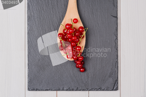 Image of Currants in a wooden spoon