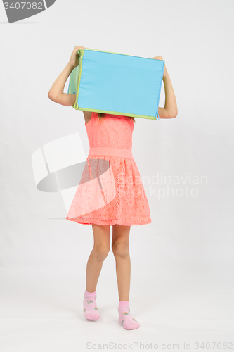 Image of The girl wore a box on his head