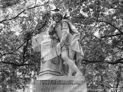 Image of Black and white Shakespeare statue in London