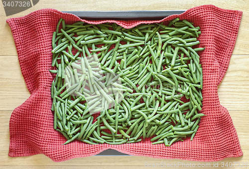 Image of Green beans in metallic baking dish