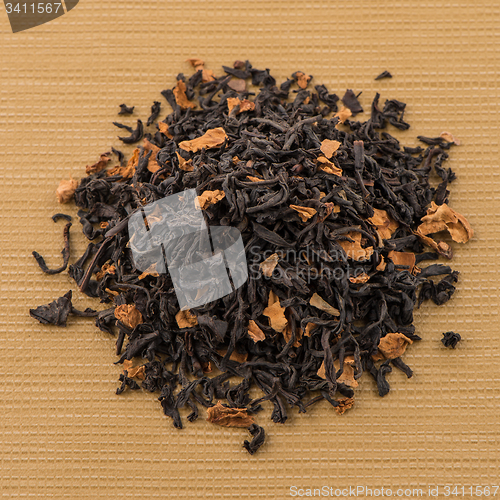 Image of Black dry tea with petals