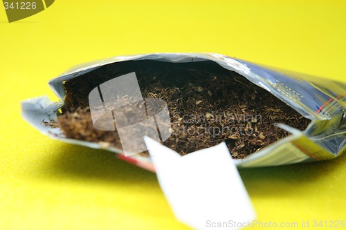 Image of handrolling tobacco