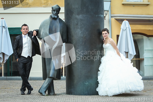 Image of Newlyweds leaning on August Senoa Monument