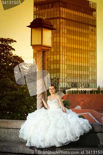 Image of Bride posing next to street lamp