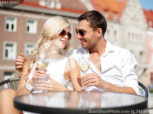 Image of couple drinking wine in cafe