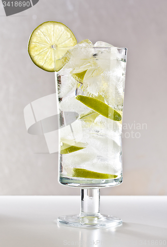 Image of Vodka with lime, ice and soda 