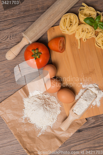 Image of Raw pasta, tomato and eggs
