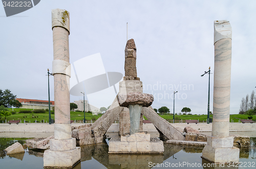 Image of Monument fountain to the 25th April Revolution