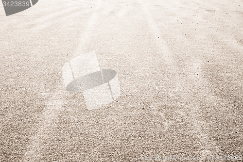 Image of tyre tracks on the sand