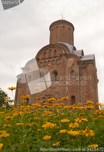Image of Pyatnitska church in Chernihiv behind the flowers