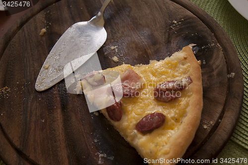 Image of piece of pizza on the tray