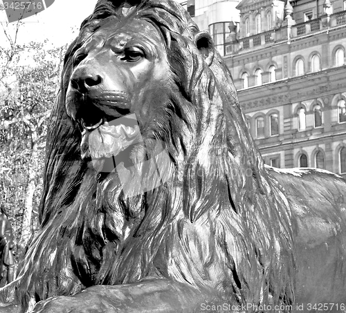 Image of marble and statue in old city of london england