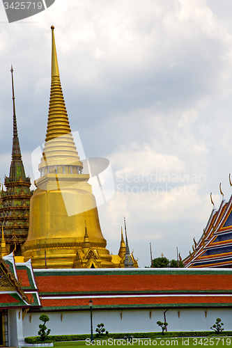 Image of  pavement gold    temple   in   bangkok  grass  temple 