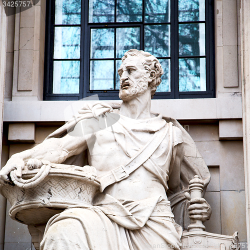 Image of marble and statue in old city of london england