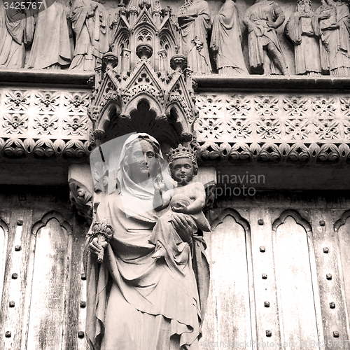 Image of marble and statue in old city of london england