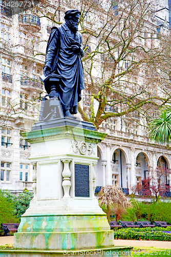 Image of   statue in old city of london  