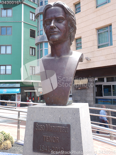 Image of statue of Suso Mariategui famous tenor opera singer of Grand Can