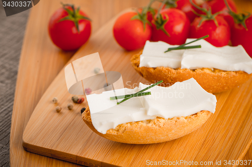 Image of Bread with cottage