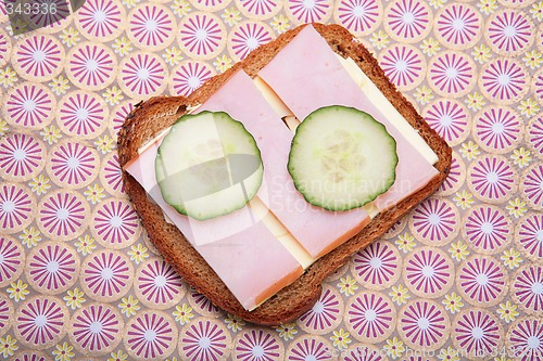 Image of sandwich from pumpernickel bread