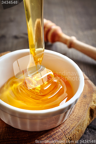 Image of honey pouring into bowl
