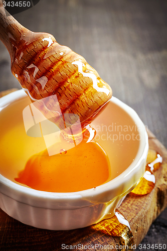 Image of honey pouring into bowl