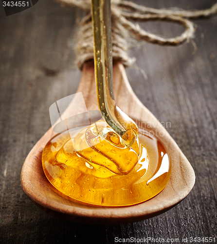 Image of honey pouring into spoon