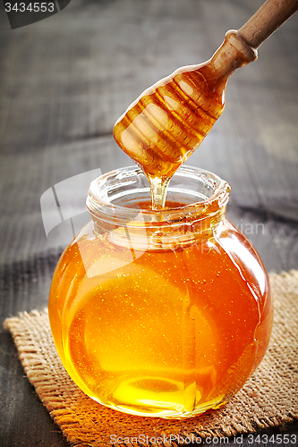 Image of honey pouring into jar