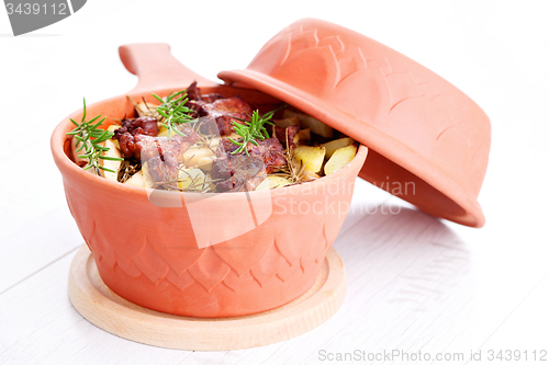 Image of clay pot with meat