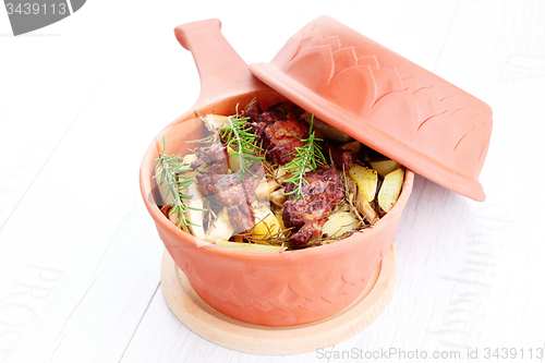 Image of clay pot with meat