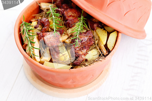 Image of clay pot with meat