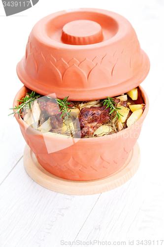 Image of clay pot with meat