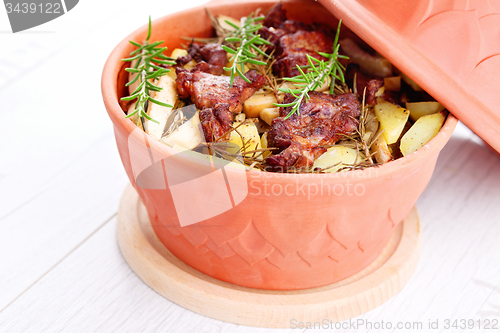 Image of clay pot with meat