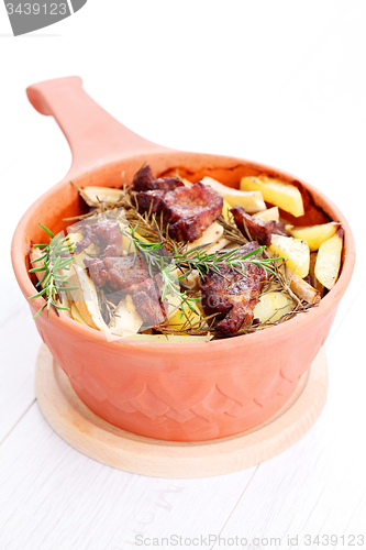 Image of clay pot with meat