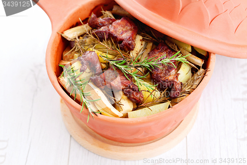 Image of clay pot with meat