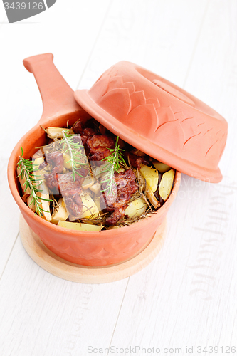 Image of clay pot with meat