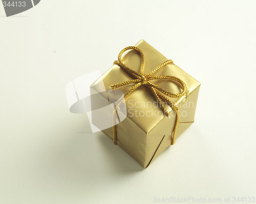 Image of single gold present