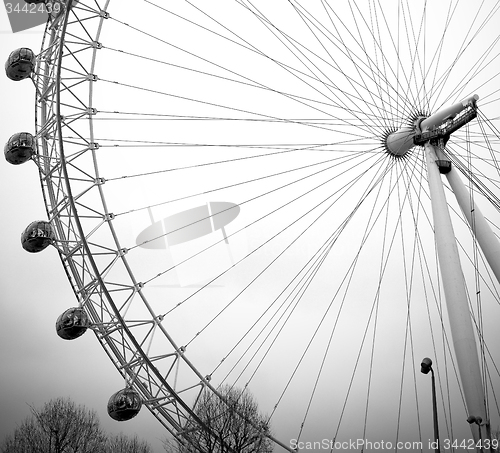 Image of london eye in the spring sky and white clouds