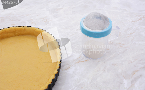 Image of Pastry-lined tin and flour drifter