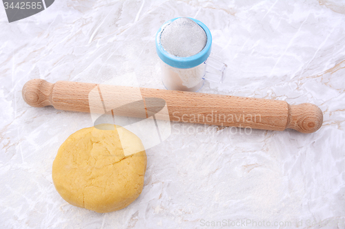 Image of Shortcrust pastry with a rolling pin and flour drifter