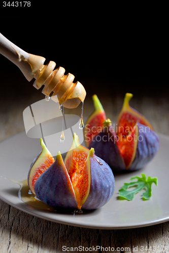 Image of Ripe figs with honey 