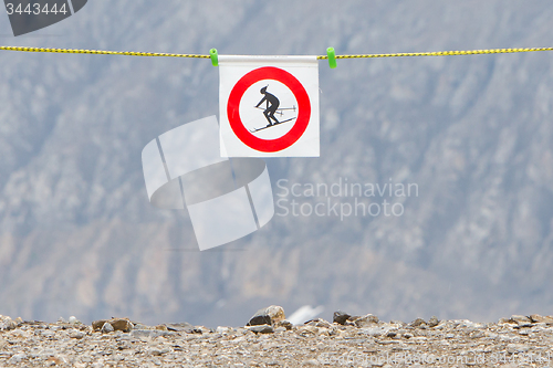 Image of No ski sign