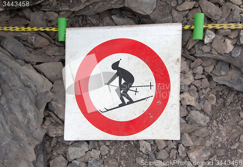 Image of No ski sign