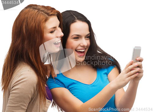 Image of two smiling teenagers with smartphone