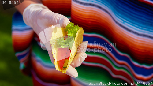 Image of Chef making tacos at a street cafe