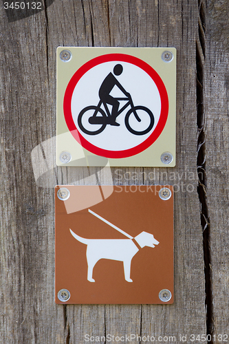 Image of Forbidden to cycle an dog on a leash 
