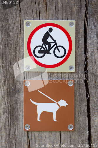 Image of Forbidden to cycle an dog on a leash 
